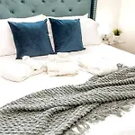 Chic Suite - Long Stays - King Bed - Fireplace & Wifi