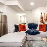 Chic Suite - Long Stays - King Bed - Fireplace & Wifi