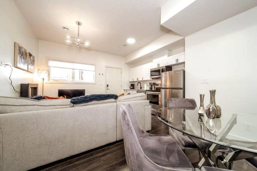 Chic - Long - King Bed - Fireplace & Wifi Edmonton