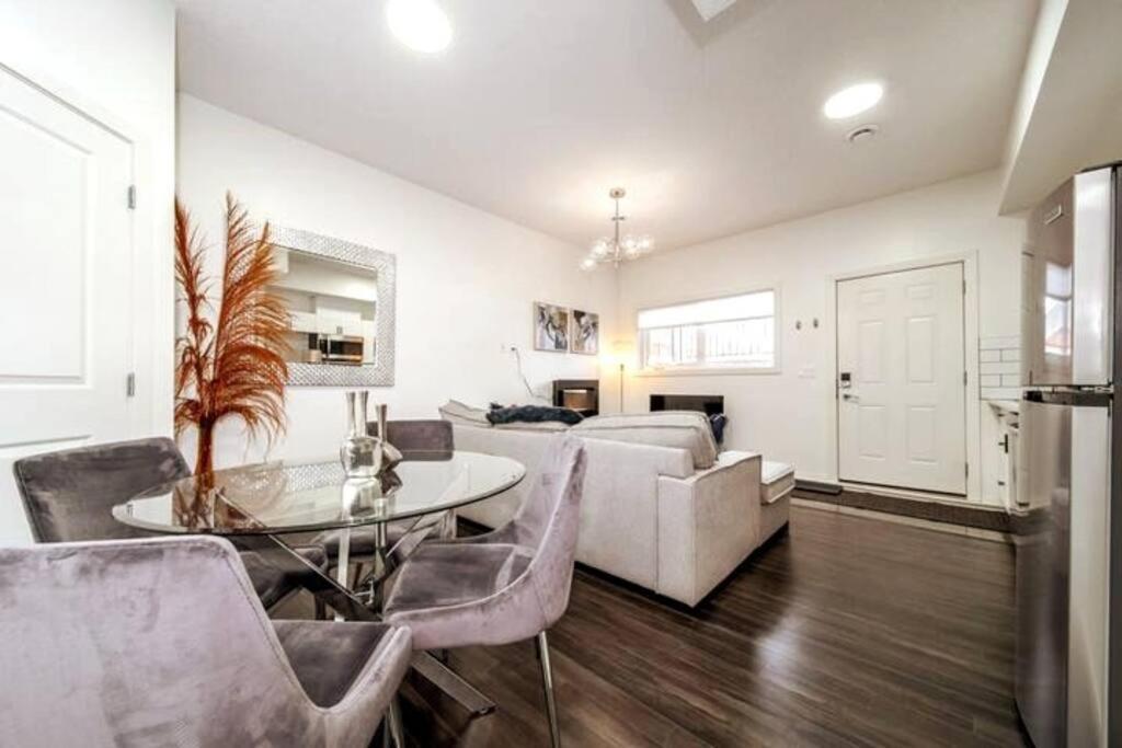 Chic - Long - King Bed - Fireplace & Wifi * Edmonton