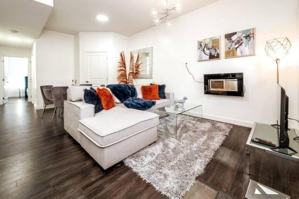 Chic - Long - King Bed - Fireplace & Wifi Edmonton