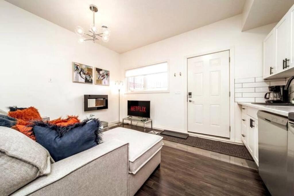 Chic - Long - King Bed - Fireplace & Wifi Apartment Edmonton