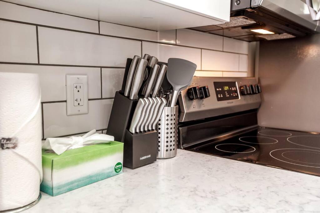 Apartment Chic - Long - King Bed - Fireplace & Wifi Edmonton