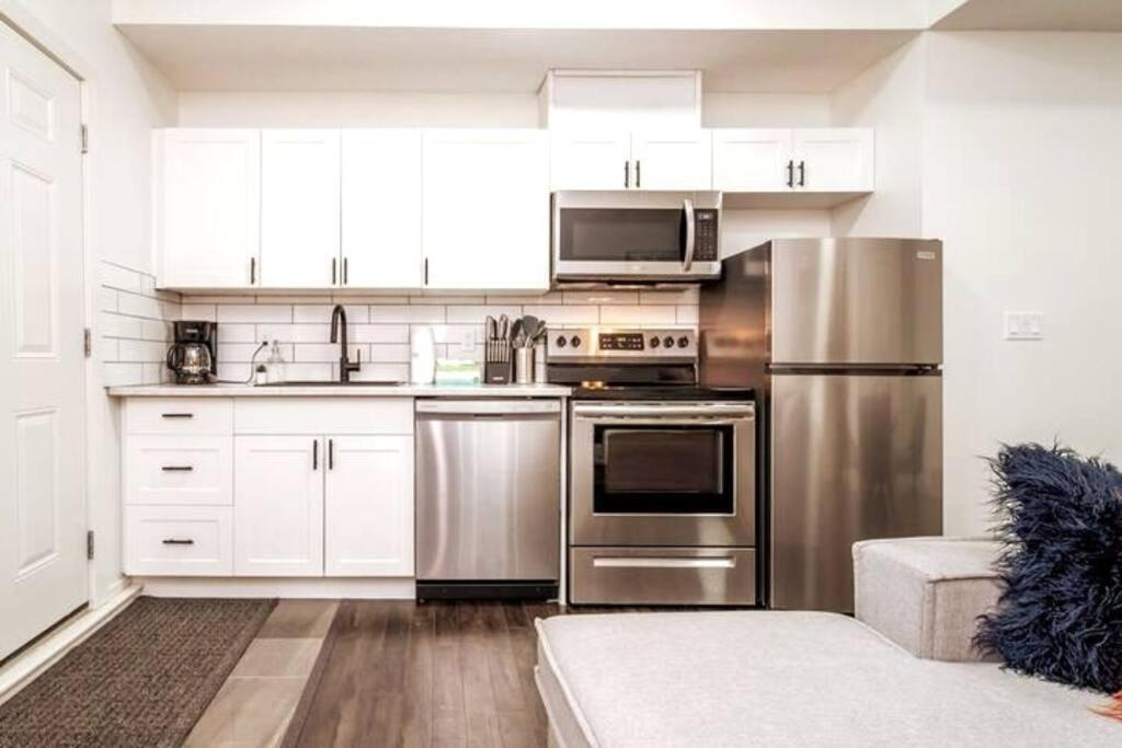 Chic - Long - King Bed - Fireplace & Wifi * Edmonton