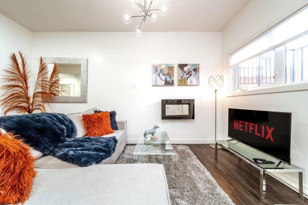 Chic - Long - King Bed - Fireplace & Wifi Apartment Edmonton