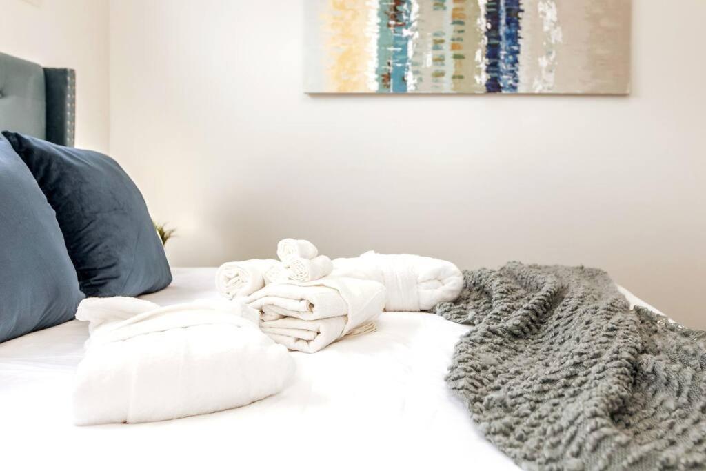 Apartment Chic - Long - King Bed - Fireplace & Wifi *